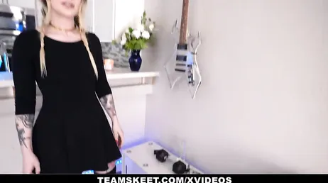 Porrdebut av en vacker och vild tatuerad tjej