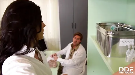 Sie ist die neue Krankenschwester in der Kaserne und sie hat uns alle begeistert!!