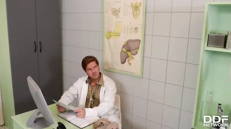Sie ist die neue Krankenschwester in der Kaserne und sie hat uns alle begeistert!!