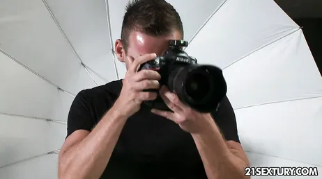 Das Fotoshooting mit der schönen Kyra Hot ging zu hoch...