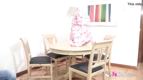 Quel cadeau d'anniversaire, une jeune espagnole très excitée...!!