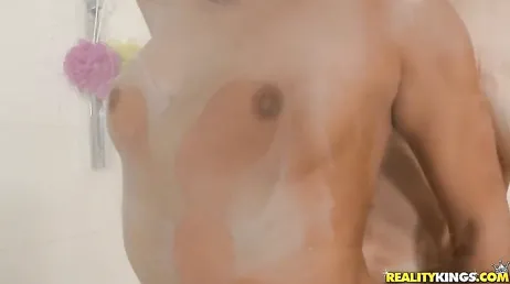 Il voit sa fille se masturber sous la douche, ça l'excite plus que !!