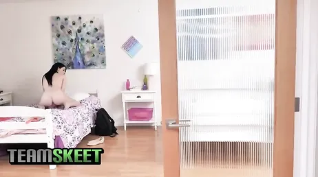 Je pense que ce vibromasseur est à toi, je ne sais pas pourquoi il était dans ma chambre