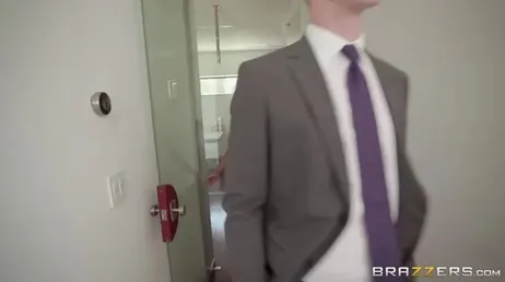 Mamãe tem o bom hábito de abrir a porta seminua