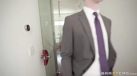 Mamãe tem o bom hábito de abrir a porta seminua