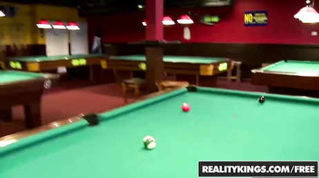 Non mi interessa la partita a biliardo, vedere quel pezzo di culone...