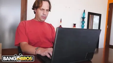 Ela flerta com ele online e depois de um tempo ela o encontra para foder