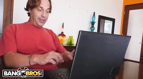 Ela flerta com ele online e depois de um tempo ela o encontra para foder