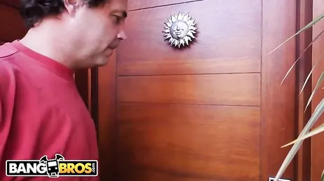 Ela flerta com ele online e depois de um tempo ela o encontra para foder