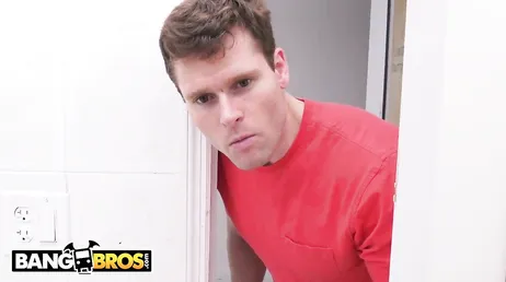 Comment peut-elle ne pas l'exciter avec ce gros cul et ces seins qu'elle a ?