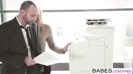 Moeder geneukt op kantoor door een collega, wat een kont heeft ze...