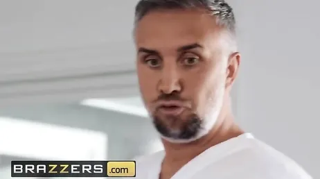La fille aux gros seins a fini par chevaucher la bite de sa masseuse