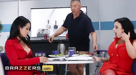 All'ora del caffè al lavoro non scendono solo a fare colazione...