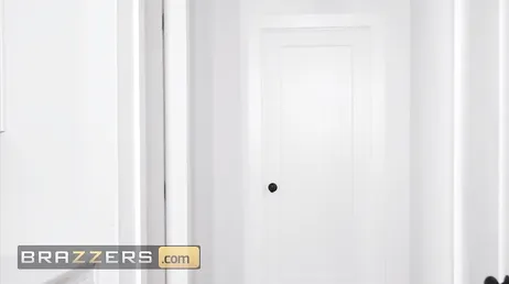 Hon är sin kollegas mamma men MILF är för het