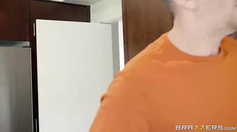 La nouvelle femme de ménage a un cul incroyable