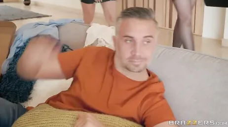 La nouvelle femme de ménage a un cul incroyable