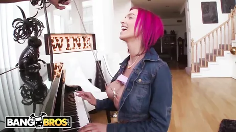 Quand la MILF Anna Bell Peaks jouit, tout est trempé