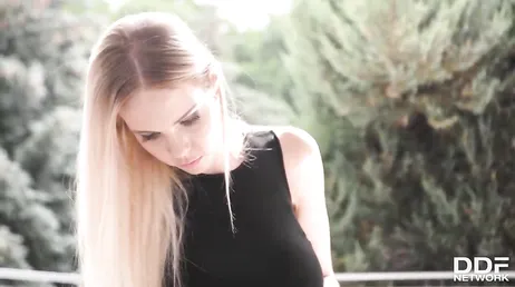 Baiser avec une touche fétichiste avec la blonde Florane Russell