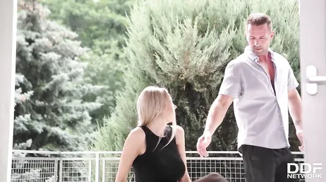Baiser avec une touche fétichiste avec la blonde Florane Russell