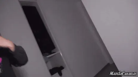 Jag knullar min flickvän i rumpan i hennes föräldrars rum, vilken hora hon är