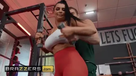 Elle finit par se faire défoncer par l'un des entraîneurs du gymnase