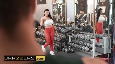 Elle finit par se faire défoncer par l'un des entraîneurs du gymnase