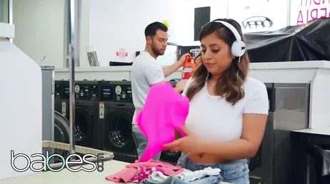 Enquanto esperavam a roupa ser lavada, eles se divertiram muito