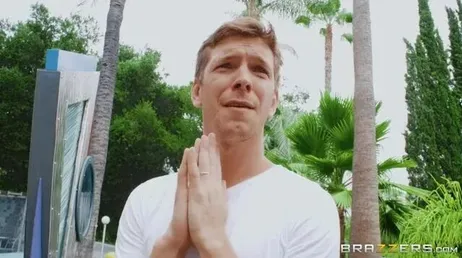 Ze begint te poetsen en blijft met haar tieten in de lucht, echt geweldig