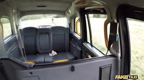 Was für eine Muschi dieser erfahrene Taxifahrer fickt, er ist wirklich geil