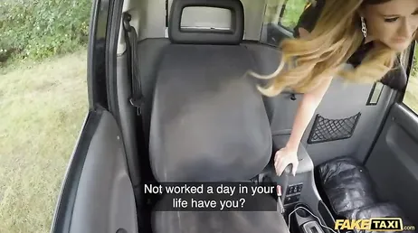Was für eine Muschi dieser erfahrene Taxifahrer fickt, er ist wirklich geil