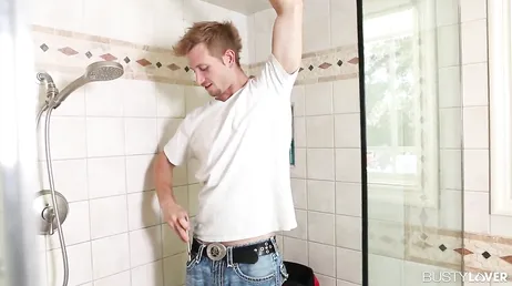 Installatie en kontneuken van de vrouw des huizes, een goede dag op het werk