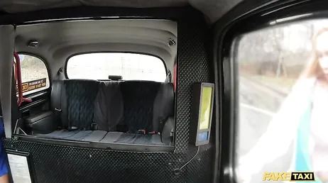 C'est toujours le bon moment pour baiser un client dans le taxi