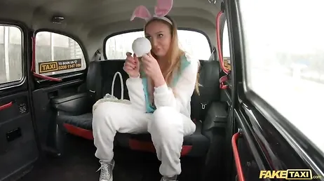 C'est toujours le bon moment pour baiser un client dans le taxi