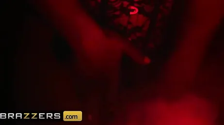 Mais regarde comme tu as une grosse bite, on doit tous les deux goûter à ça, hein ?