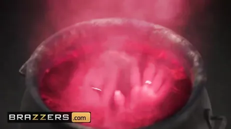 Mais regarde comme tu as une grosse bite, on doit tous les deux goûter à ça, hein ?