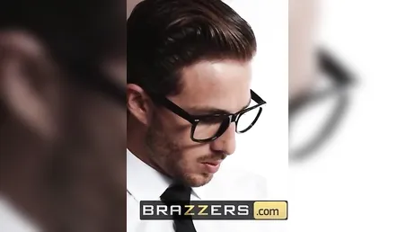 Mais regarde comme tu as une grosse bite, on doit tous les deux goûter à ça, hein ?