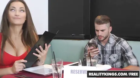 O namorado fica atento ao celular e ela flerta com o garçom, ele vai ser um idiota