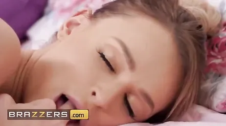Il la baise en pensant qu'elle est sa femme mais en réalité elle est l'amie de sa belle-fille