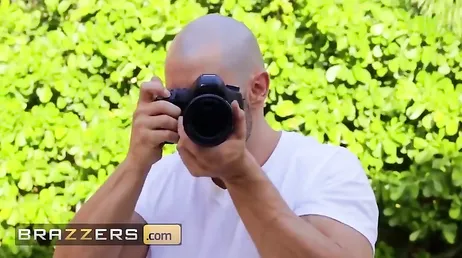 Sie beendete den Fotobericht, indem sie auf dem Schwanz des Fotografen ritt