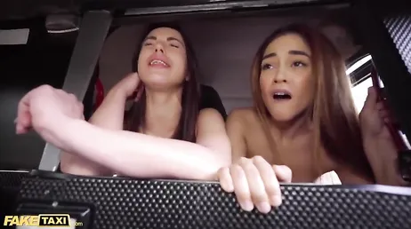 Wow, deux salopes sont montées dans son taxi, c'était sans doute leur jour de chance