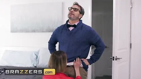 Le mari ne la baise pas comme elle aime, elle a besoin de beaucoup plus de bite