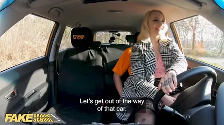 Elle ne sait pas conduire..., maintenant, c'est une garce comme elle... !!