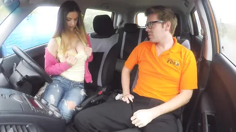 Elle ne sait pas conduire..., maintenant, c'est une garce comme elle... !!