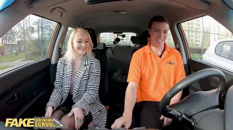 Elle ne sait pas conduire..., maintenant, c'est une garce comme elle... !!
