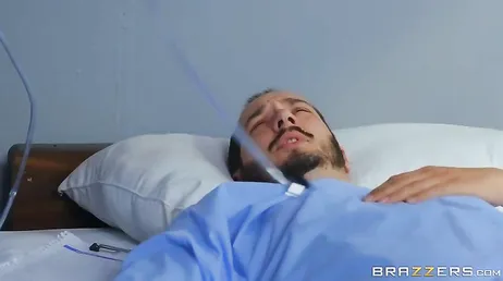 Che figlio di puttana è il dottore, se tocca il culo dell'infermiera