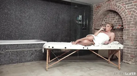 Nun, es scheint, dass die vollbusige Frau die Massage geliebt hat
