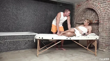 Nun, es scheint, dass die vollbusige Frau die Massage geliebt hat