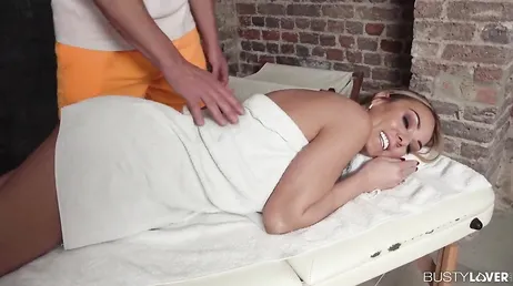 Nun, es scheint, dass die vollbusige Frau die Massage geliebt hat