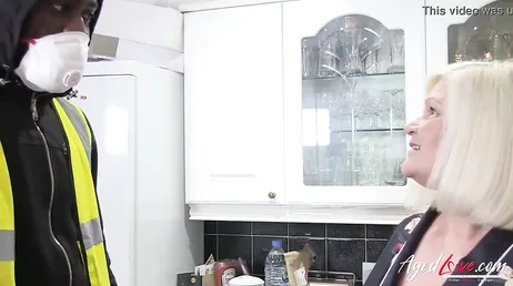 À quel point grand-mère va s'amuser quand elle envoie cette grosse bite noire