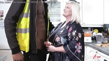 À quel point grand-mère va s'amuser quand elle envoie cette grosse bite noire